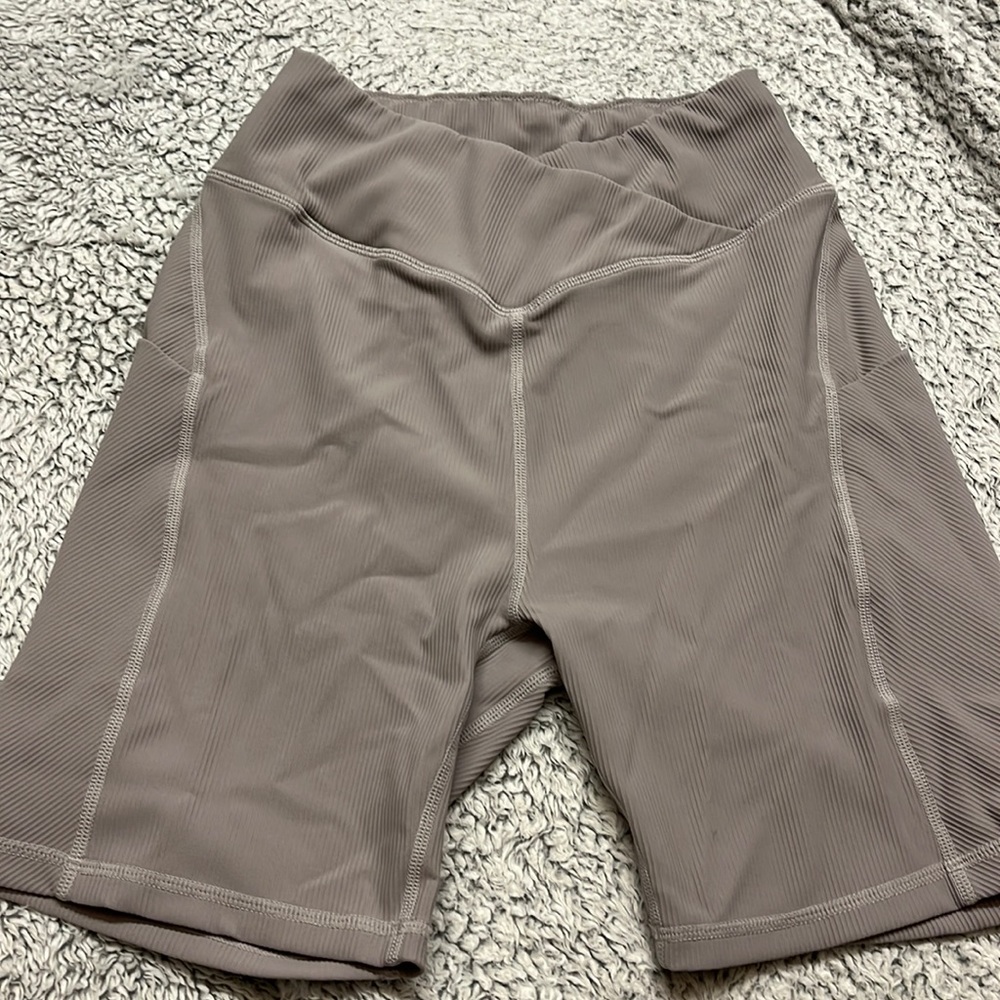 🤍GREY BOOTY LIFTING BIKER SHORTS WITH POCKETS🤍